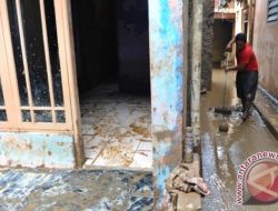 Warga Demak bersihkan lumpur 50 cm tanpa bantuan alat berat