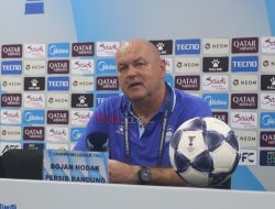 Tak ingin tergantung pada tim lain, Bojan Hodak beri peringatan keras jelang Semen Padang vs Persib