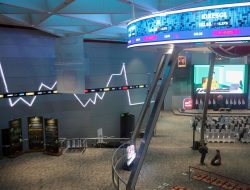IHSG Berpotensi Turun Pekan Ini, Saham AUTO, BRMS, MDKA, BBRI Jadi Rekomendasi