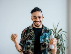 4 Tips Perawatan Rambut Pria Touring, Tidak Lepek!