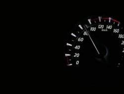 Makna angka merah di speedometer: bukan hanya hiasan!