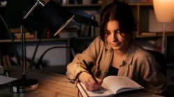 Kualitas Hidup Tinggi: 7 Kebiasaan Malam Orang Emosional Seimbang