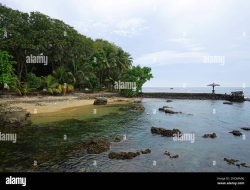 Vokalis Andy/rif Bawa Kenangan Rock di Lighthouse Mambruk Anyer